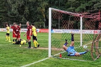 Endstation für den ESV Lok im Landespokal - Dieser Treffer zählte zwar nicht, dennoch musste Lok-Keeper Richard Weber gegen Großenhain dreimal hinter sich greifen.