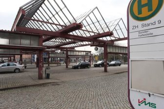 Endstation für Zentralhaltestelle Zwickau - der Umsteigepunkt ist stillgelegt - Einst nutzten viele Tausend Fahrgäste die Haltestelle an der Bahnhof- und Humboldtstraße. Jetzt wartet man nur noch auf den Abriss.