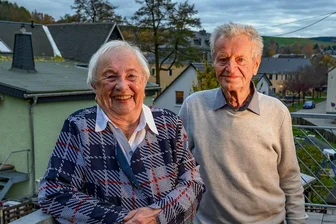 Endstation Hoheneck: Wenn Liebe zum Verbrechen wird - In zweimal 90 Jahren genug erlebt für einen Roman. Annemarie und Karl-Heinz Krause auf dem Balkon ihres Hauses in Thum.