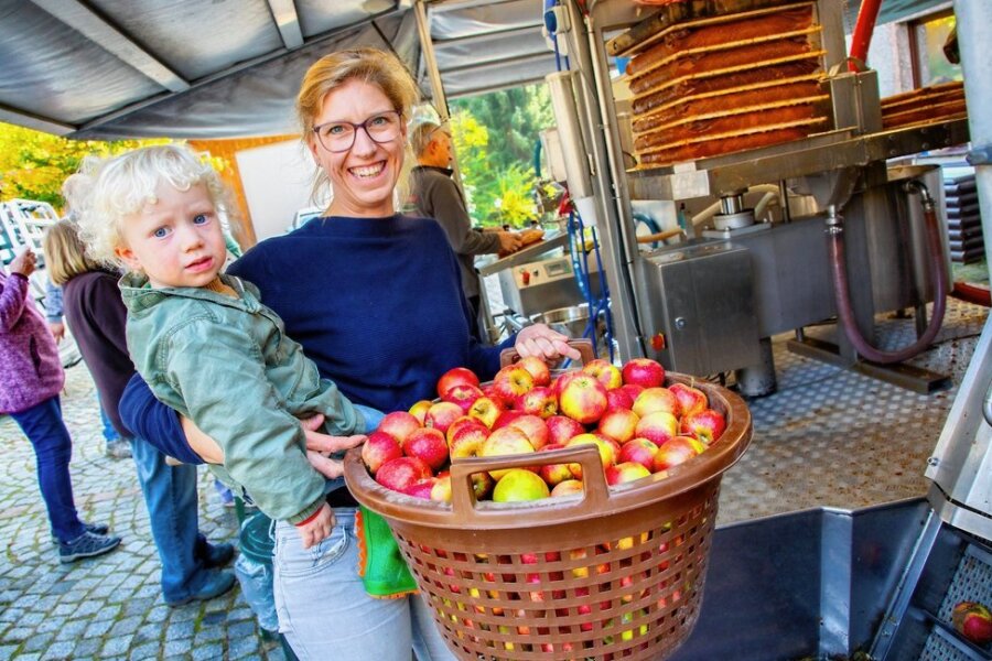 Endstation Saftpresse: Wo die Äpfel Druck kriegen - Aus Bockendorf kam Anna von Oer mit ihrem einjährigen Sohn Valentin und etwa 100 Kilogramm Äpfeln nach Flöha.