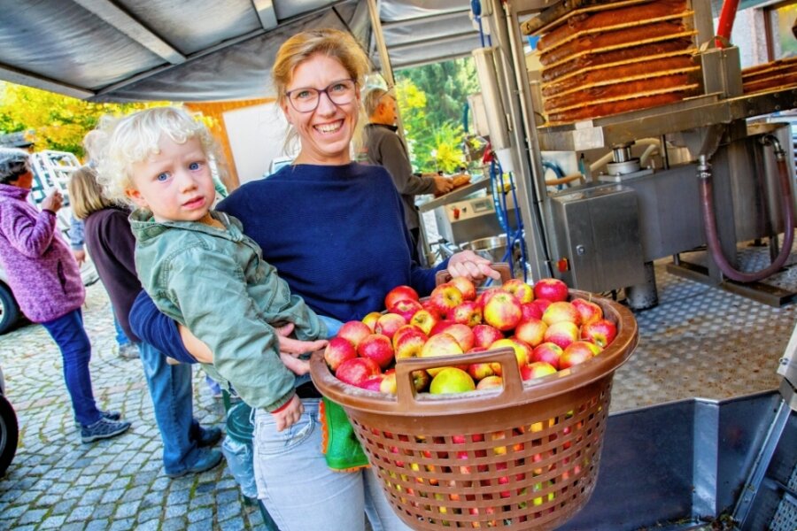 Endstation Saftpresse: Wo die Äpfel ordentlich Druck kriegen - Aus Bockendorf kam Anna von Oer mit ihrem einjährigen Sohn Valentin und etwa 100 Kilogramm Äpfeln nach Flöha.