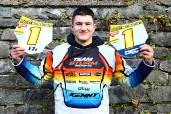 Enduro: Dieser junge Erzgebirger kam, sah und siegte - Stolz präsentiert Luca Reinhold, der sowohl das B-Championat als auch seine Klasse gewann, seine Trophäen.