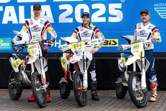 Enduro-Fans aus dem Erzgebirge machen Six Days in Italien zu einem Heimspiel - Kurt Reichel, Maik Schubert und Jens Pester (von links) fuhren auf Platz 30 unter 158 Club-Teams.