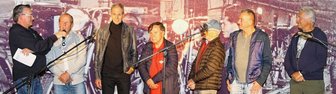 Enduro-Haudegen plaudern nicht nur über frühere Erfolge - Trophysieger aus Ost und West auf der Bühne: Marcus Schachtschneider, Uwe Weber, Eberhard Weber, Peter Neumann, Heinz Brinkmann, Organisator Uwe Neubert und Eddy Hau (von links).