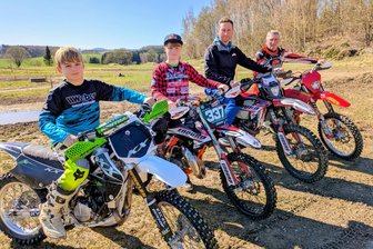 Enduro in dritter Generation: Zwillinge aus dem Erzgebirge setzen Familientradition fort - Fio, Oskar, Ralf und Gunter Scheidhauer (von links) teilen die gleiche Leidenschaft: Enduro.