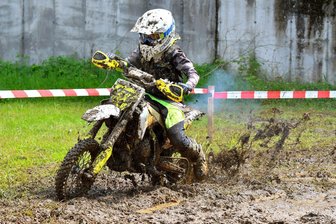 Enduro-Jugend-Cup in Hohndorf: Eine Schlammparty als Geschenk zum Kindertag - Obwohl es nicht fürs Podest reichte, hatte auch der junge Chris Müller aus Krumhermersdorf im Hohndorfer Schlamm nach eigenen Angaben riesigen Spaß.