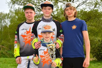 Enduro-Jugend-Cup Ost: ORC Hilmersdorf auf Anhieb in der Erfolgsspur - In der Mannschaftswertung erkämpften Michel Schettler, Moritz Engelmann, Kurt Timmel (hinten von links) sowie Tim Tränkner dank ihrer guten Einzelergebnisse Silber für den ORC Hilmersdorf.