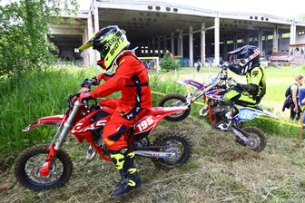 Enduro-Jugend-Cup Ost wird im Erzgebirge zum Sprungbrett - In der 50-ccm-Klasse waren unter anderem Oskar Renner (6./links) aus Lichtenau und Hans Kehr (3.) aus Flöha am Start.