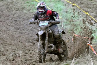 Enduro-Junioren glänzen beim Heimspiel - Pascal Sadecki während der Sonderprüfung am Zschopauer Skihang. 