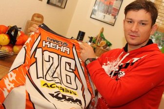 Enduro: Meister-Trikot von Marcus Kehr wird versteigert - Deutschlands bester Enduro-Pilot Marcus Kehr stellt der "Freie Presse"-Aktion "Leser helfen" ein handsigniertes Fahrerhemd zur Verfügung. Der Erlös aus der Versteigerung des Trikots geht an das Jugendzentrum.