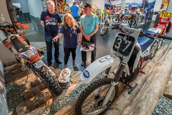 Enduro-Museum trifft Nerv der Fans - Dajana Kunze (M.), Mitglied des Enduro-Fördervereins, im Gespräch mit den Museumsbesuchern Andreas Bank (l.) aus Apolda und Falk Hendel aus Klingenthal.