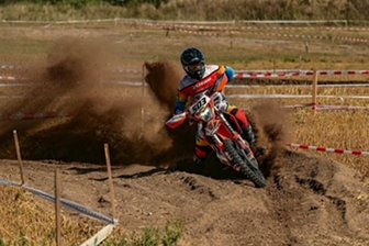 Enduro: Oelsnitzer rast auf Rang drei in Burg - Nicolas Czyba wirbelt mächtig Staub auf. In Burg bei Magdeburg war er voll in seinem Element.