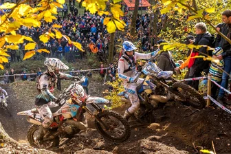 Enduro-Spektakel im Erzgebirge: 10.000 Motorsport-Fans kommen beim Getzenrodeo ihren Idolen ganz nah, manchmal zu nah - Vor allem im Wald hatten die Fans einen spektakulären Blick auf das Renngeschehen.