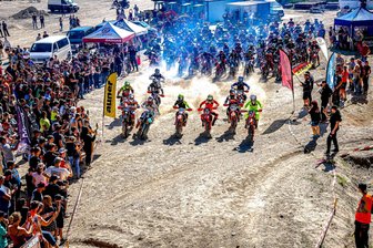 Enduro-Spektakel in der Kiesgrube Gablenz: Vom Nervenkitzel auf zwei Rädern - Was für ein Spektakel: Große Starterfelder in allen Kategorien hatten am Wochenende Hunderte Zuschauer nach Gablenz gelockt.