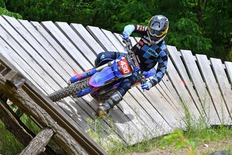 Enduro-Talent aus Schindelbach auf Titelkurs - Auch diese Anliegerkurve aus Holz gehörte in Fürstenwalde zu den Hindernissen, die Erik Neubert und die anderen Fahrer zu meistern hatten.