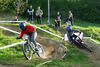 Enduro- und Dual-Cup Erzgebirge: Neue Rennserie vereint waghalsige Radsportler - Insgesamt 12 Kurven umfasst die 420 Meter lange Strecke, die aus zwei Spuren besteht.