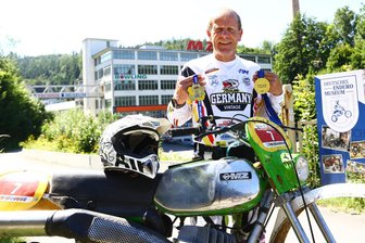 Enduro-Veteran aus dem Erzgebirge feiert Start-Ziel-Sieg mit deutscher Vintage-Trophy-Mannschaft in Polen - MZ-Fahrer Uwe Weber kehrte mit zwei Goldmedaillen von der Enduro Vintage Trophy in Polen zurück. Neben dem Mannschaftstitel holte er auch souverän den Sieg in seiner Klasse A3 sowie in der Gesamtwertung der Klasse A.