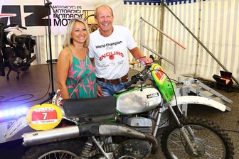 Enduro Vintage Trophy: Wie der Sieger aus dem Erzgebirge im Ziel überrascht wurde - Ulrike Schaarschmidt und Uwe Weber, der beim Vereinsabend im Hohndorfer Festzelt das Überraschungs-T-Shirt präsentierte.