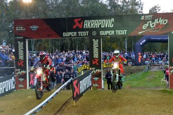 Enduro-WM begeistert in Zschopau - Als erste Starterinnen gingen Tanja Schlösser (l.) aus Weißenborn und Mireia Rabionet aus Spanien auf den anspruchsvollen Kurs.