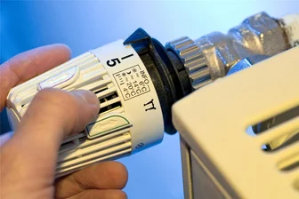 Energie: Adorfer Vermieter lässt Problem-Vertrag erneut juristisch prüfen - Mit teils hohen Energiekosten-Nachforderungen haben Mieter der Wohnungsgesellschaft Adorf zu kämpfen.