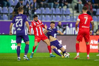 Energie Cottbus gewinnt Ostderby und stürzt Erzgebirge Aue weiter in die Krise - Tolcay Cigerci und Linus Rosenlöcher im Zweikampf. Die Cottbusser entführten beim Ostderby alle drei Punkte.