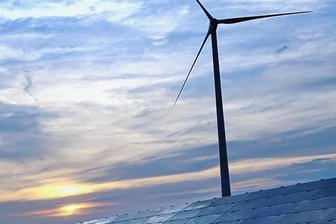 Energie: Landrat holt Akteure an einen Tisch - Fotovoltaik-Anlagen und Windräder könnten bei einer Energiestrategie für Mittelsachsen eine Rolle spielen. 