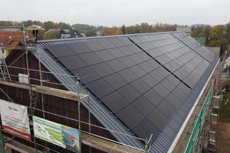 Energie von hier: Bürgerenergiegenossenschaft boomt, PV-Anlage in Niederbobritzsch kurz vor Fertigstellung - Auf dem Dach des Bauhofs in Niederbobritzsch wird derzeit eine Photovoltaikanlage fertiggestellt.