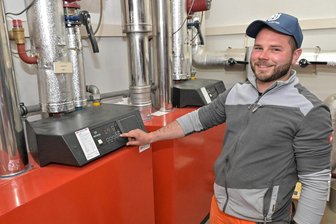 Energie, Wasser, Heizung: Erzgebirgsdorf investiert viel Geld, um Geld für die Bürger zu sparen - aber rechnet sich das? - Oliver Langer im Heizungsraum der Neveon-Arena. Er ist der Hausmeister in der Gemeinde Burkhardtsdorf.