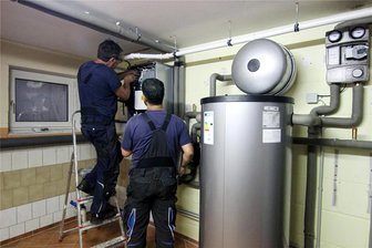Energieberatung in Oederan: Wo gibt es Fördergeld für eine neue Heizung? - Hier wird eine Wärmepumpe eingestellt. Energiesparen beim Heizen ist ein viel diskutiertes Thema.