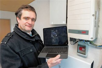 Energiegenossenschaft Drebach: Wie Mitglieder profitieren können - Vorstandsmitglied Thomas Walther informiert sich per I-Pad über den Ladestand des Energiespeichers "Powerwall" sowie über die Funktion der PV-Anlage auf dem Sportlerheim in Drebach.