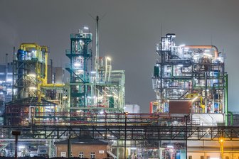 Energieintensive Industrie fährt Produktion zurück - Die Chemie-Industrie verbraucht besonders viel Energie. (Archivbild)