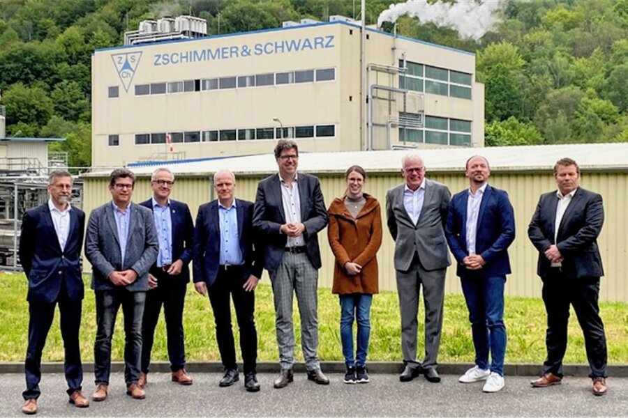 Energiekrise belastet Chemie-Unternehmen in Mohsdorf - Grünen-Politiker Michael Kellner (Bildmitte) hat das Chemieunternehmen Zschimmer & Schwarz in Mohsdorf besucht. 