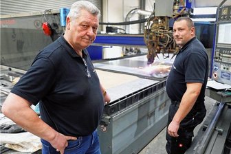 Energiekrise: Crimmitschauer Unternehmer machen ihrem Ärger Luft - Firmenchef Thomas Walther (links) und Mitarbeiter Sebastian Michel an der Plasmaschneidanlage, die jede Menge Strom benötigt.