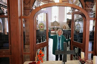 Energiekrise: Gottesdienste werden in kleinere Räume verlegt - Pfarrerin Anke Indorf schließt die Glastüren zum Kirchenschiff der Hohenstein-Ernstthaler St.-Christophori-Kirche. Ab November finden die meisten Gottesdienste im Vorraum, der sogenannten Winterkirche, statt.