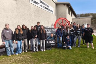 Energiekrise hautnah: Schüler erleben im Erzgebirge Unterricht im Dunkeln - Noch im Hellen: die Klasse 8 der Diesterwegschule Burgstädt vor der Zinngrube Ehrenfriedersdorf.