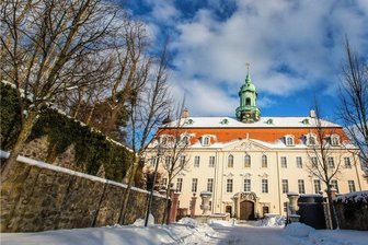 Energiekrise: Schloss Augustusburg und Lichtenwalde senken Raumtemperatur - Winterstimmung: Blick von der Schlossallee auf das Barockschloss Lichtenwalde. Abgesehen von einer kurzen Umbaupause bleibt die erfolgreiche "Sterntaler"-Ausstellung auch in der kalten Jahreszeit geöffnet. Wegen der Energiekrise werden die Räume aber nur noch auf 19 Grad geheizt.
