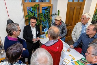 Energiekrise: Verbraucherzentrale Auerbach registriert Zorn und Verzweiflung - Lorenz Bücklein von der Verbraucherzentrale Leipzig (Mitte) informierte über das Modell, über eine Genossenschaft, Energie zu erzeugen. Damit machen sich Bürger autark von großen Energiekonzernen. 