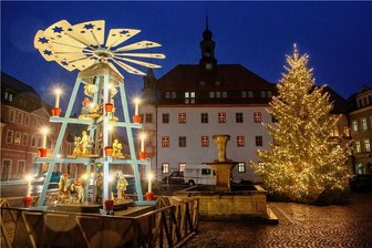 Energiekrise: Weihnachtsbeleuchtung ist nicht alles - Auf dem Markt in Oederan ist es hell: Pyramide und Baum sind erleuchtet. 