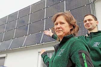 Energiekrise: Wie sich Unternehmen in Freiberg wappnen - Ramona Eßbach, Geschäftsführerin von Entwicklung und Fertigung Eßbach, und Projektingenieur Matti Kaltofen zeigen die neu installierte Solaranlage an der Südseite des Firmengebäudes.