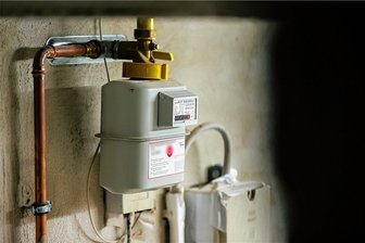 Energiekrise: Zwickauer Gaskunden zwischen Wut und Tränen - Solch ein Gaszähler hängt bei vielen Einfamilienhäusern im Keller. Nicht nur Eigenheimbewohner, auch Mieter und Vermieter in Mehrfamilienhäusern schlucken zurzeit angesichts massiv gestiegener Gaspreise.