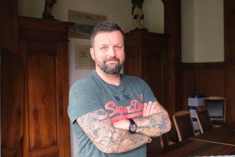 Energiemanager in Eibenstock: Wie im Erzgebirge die Wärmewende funktionieren kann - Steve Beyer ist 36 Jahre, ist in Aue groß geworden und nach dem Studium zurückgekehrt. Im Ratszimmer der Stadt Eibenstock erzählt er, was ihn hier im Landkreis hält.