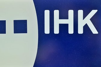 Blick auf das Logo der Industrie und Handelskammer (IHK) Chemnitz. (Archiv)