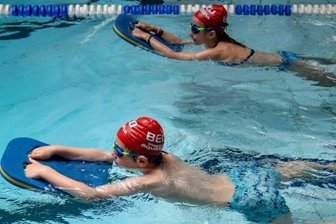 Energiepreise: Stadt plant für den Notfall - Der Schwimmunterricht (Symbolfoto) wird in Burgstädt ab September teurer. Vom 1. bis zum 19. August ist das Schwimmbad im Sportzentrum Am Taurastein erst einmal geschlossen. 