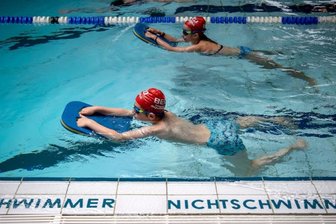 Energiepreise: Stadt plant für den Notfall - Der Schwimmunterricht (Symbolfoto) wird in Burgstädt ab September teurer. Vom 1. bis zum 19. August ist das Schwimmbad im Sportzentrum Am Taurastein erst einmal geschlossen. 
