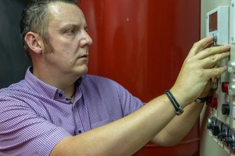 Energiepreise: Vermieter fürchten zahlungsunfähige Mieter - Stefan Gläß ist seit 2019 Geschäftsführer der Kommunale Wärmeversorgung Auerbach. 3200 Privatwohnungen und Industriekunden in Auerbach und Ellefeld erhalten aus dem Heizhaus gasbasierte Wärme.