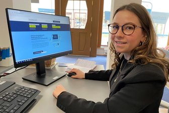 Studentin Lea Scheffler bei der Beantragung der Energiepreispauschale.