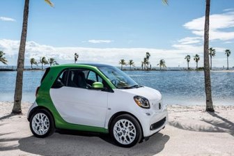Energieschub für den Bonsai-Benz - Ein Smart Electric Drive unter der amerikanischen Sonne. Dort wird das leise Fahrzeug zur Sicherheit mit einem Soundgenerator ausgeliefert, damit man ihn besser hört. Hierzulande gibt es den Generator mit Aufpreis.