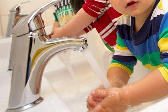 Händewaschen im Kindergarten soll künftig nur noch mit kaltem Wasser möglich sein. 