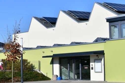 Energietag: Solarzellen und virtuelle Windräder - Die Sporthalle an der Frankenberger Straße ist nach Passivhaus-Standard gebaut und verfügt über eine Thermosolaranlage, Wärmerückgewinnung sowie eine 60 Kilowatt-Fotovoltaikanlage. Sie kann beim Tag der erneuerbaren Energien besichtigt werden.