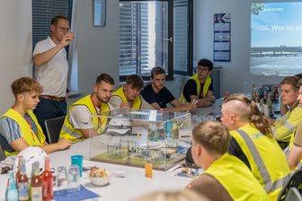 Energietechnik: Mehr als 100 Azubis treffen sich in Zwickau - Während der „Nachwuchstage 2024“ ging es sowohl ums Kennenlernen als auch um praktische Tätigkeiten.
